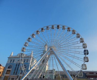 Dönme dolap eğlence için meydanında iplik