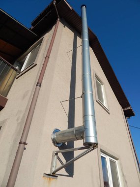 Yükleme bir odun yanan soba, baca