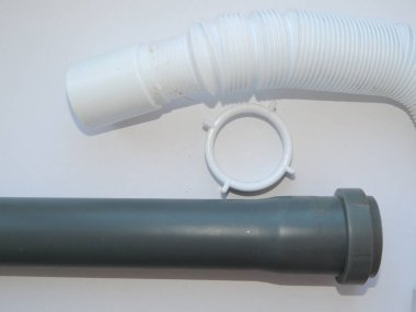 Su, kanalizasyon boruları ve farklı çaplarda adaptörler