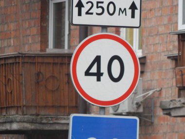 Arabaların ve yayaların hareket yönünü gösteren yol işaretleri