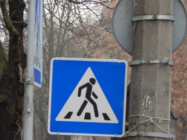 Arabaların ve yayaların hareket yönünü gösteren yol işaretleri