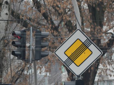 Arabaların ve yayaların hareket yönünü gösteren yol işaretleri