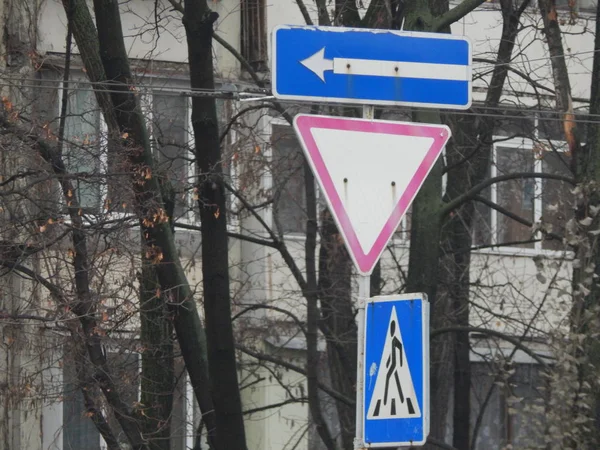 Οδικές Πινακίδες Που Δείχνουν Την Κατεύθυνση Κίνησης Των Αυτοκινήτων Και — Φωτογραφία Αρχείου