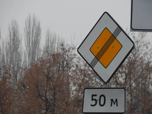 Οδικές Πινακίδες Που Δείχνουν Την Κατεύθυνση Κίνησης Των Αυτοκινήτων Και — Φωτογραφία Αρχείου