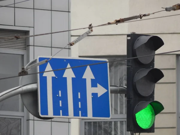 Verkeerstekens Die Bewegingsrichting Van Auto Voetgangers Aangeven — Stockfoto