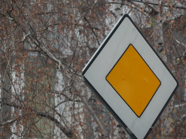 자동차와 보행자의 방향을 표지판 — 스톡 사진