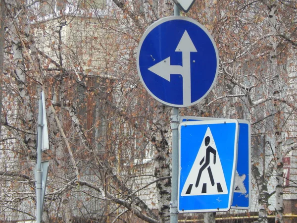 Znaki Drogowe Wskazujące Kierunek Ruchu Samochodów Pieszych — Zdjęcie stockowe