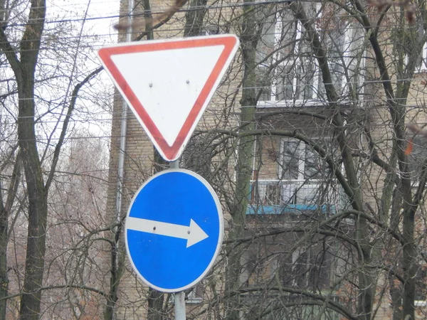 Road Signs Indicating Direction Movement Cars Pedestrians — Stock Photo, Image