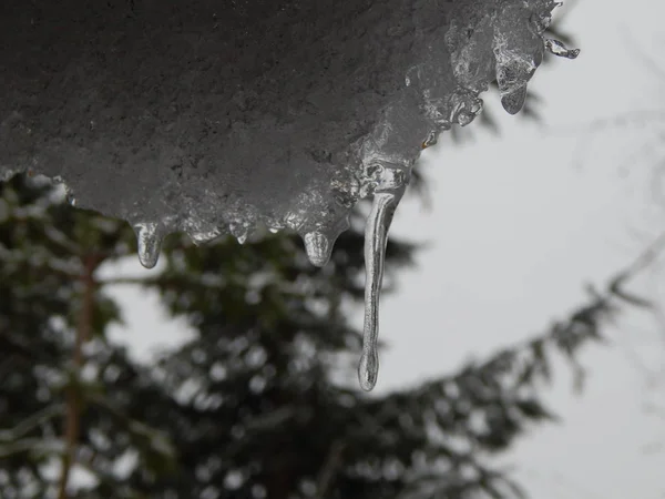 Eiszapfen Hängen Vom Dach Des Gebäudes — Stockfoto