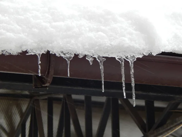 Eiszapfen Hängen Vom Dach Des Gebäudes — Stockfoto