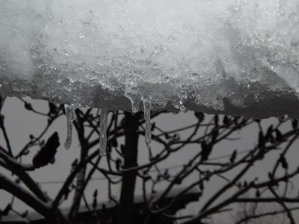 Eiszapfen Hängen Vom Dach Des Gebäudes — Stockfoto