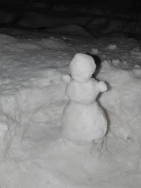 Kleiner Schneemann Auf Schneehintergrund — Stockfoto