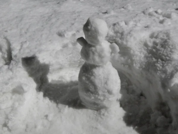 Kleiner Schneemann Auf Schneehintergrund — Stockfoto