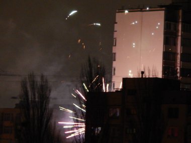 Gece şehir içinde yeni yıl havai fişek