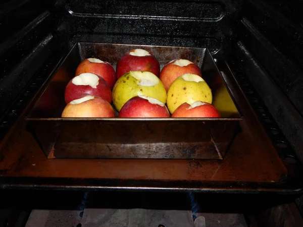 オーブンで焼きリンゴ — ストック写真