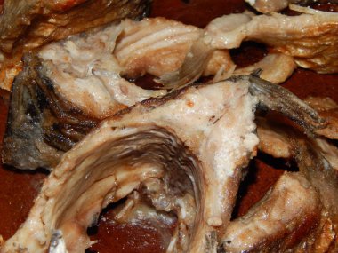 Bir tavada kızartma balık