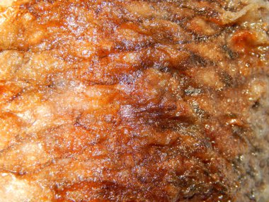 Bir tavada kızartma balık