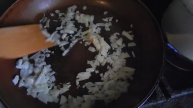 Bir tavaya tavada kızarmış soğan