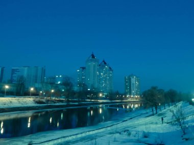 Şehrin akşam ışıklarıyla aydınlanıyor.