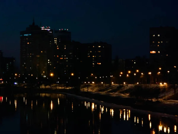 在城市的夜灯中点灯 — 图库照片