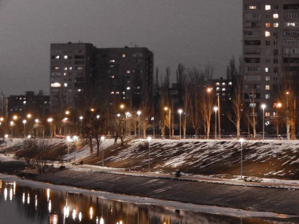 市内の夜の光の中で — ストック写真