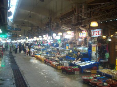 Seoul, Güney Kore - 23 Haziran 2013: İnsanlar sokaklarda.