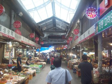 Seoul, Güney Kore - 23 Haziran 2013: İnsanlar sokaklarda.