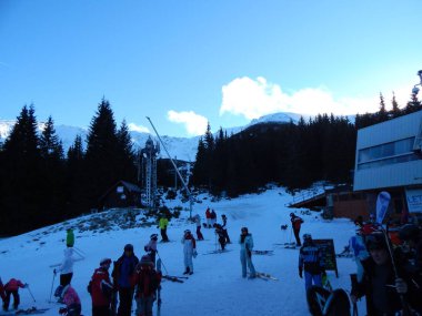 Jasna, Slovakya - 10 Ocak 2014. Kayak Merkezi ve insanlar.