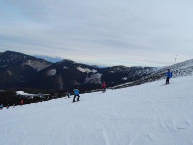 Jasna, Slovakya - 10 Ocak 2014. Kayak Merkezi ve insanlar.
