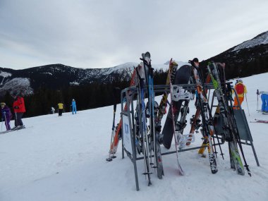Jasna, Slovakya - 10 Ocak 2014. Kayak Merkezi ve insanlar.