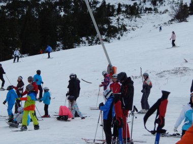 Jasna, Slovakya - 10 Ocak 2014. Kayak Merkezi ve insanlar.