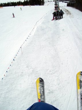 Bialka Tatranska, Polonya - 8 Ocak 2012. Kayak Merkezi ve insanlar.