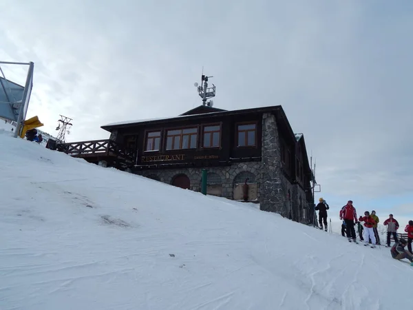 斯洛伐克贾斯纳 2014年1月10日 滑雪场和人们 — 图库照片