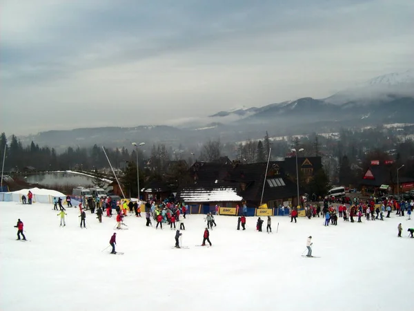 波兰扎科帕内 2012年1月7日 滑雪场和人们 — 图库照片