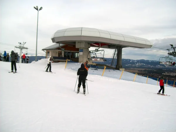 波兰比亚尔卡 塔特兰斯卡 2012年1月8日 滑雪场和人们 — 图库照片