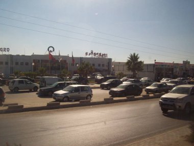 Nabil, Tunus - 7 Ağustos 2013: Sokaktaki insanlara.