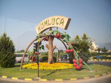 Antalya, Türkiye - 15 Temmuz 2011: İnsanlar sokaklarda.