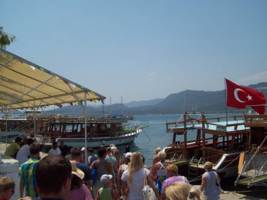Antalya, Türkiye - 15 Temmuz 2011: İnsanlar sokaklarda.