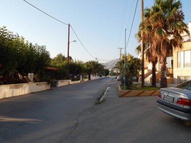 Kavros, Crete, Yunanistan - 16 Ağustos 2014: İnsanlar üzerinde plajlar.