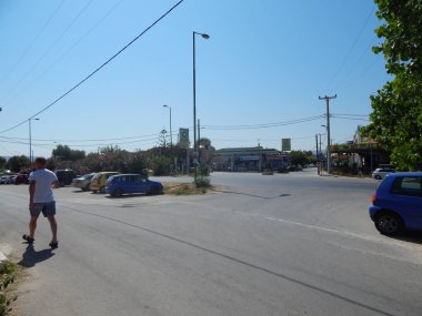 Kavros, Crete, Yunanistan - 16 Ağustos 2014: İnsanlar üzerinde plajlar.