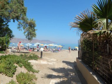 Kavros, Crete, Yunanistan - 16 Ağustos 2014: İnsanlar üzerinde plajlar.