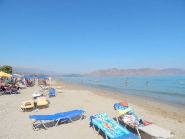 Kavros, Crete, Yunanistan - 16 Ağustos 2014: İnsanlar üzerinde plajlar.