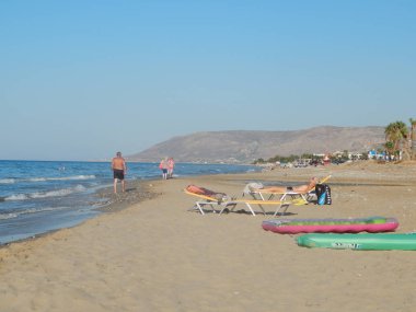 Kavros, Crete, Yunanistan - 16 Ağustos 2014: İnsanlar üzerinde plajlar.
