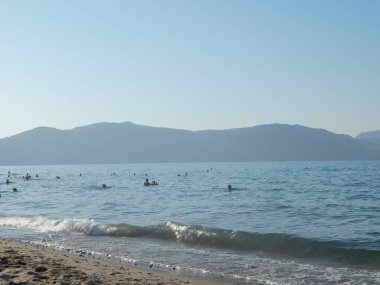 Kavros, Crete, Yunanistan - 16 Ağustos 2014: İnsanlar üzerinde plajlar.