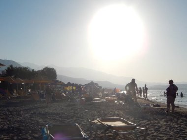 Kavros, Crete, Yunanistan - 16 Ağustos 2014: İnsanlar üzerinde plajlar.