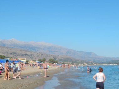 Kavros, Crete, Yunanistan - 16 Ağustos 2014: İnsanlar üzerinde plajlar.