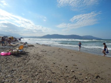 Kavros, Crete, Yunanistan - 16 Ağustos 2014: İnsanlar üzerinde plajlar.