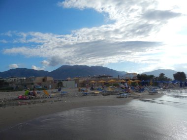 Kavros, Crete, Yunanistan - 16 Ağustos 2014: İnsanlar üzerinde plajlar.