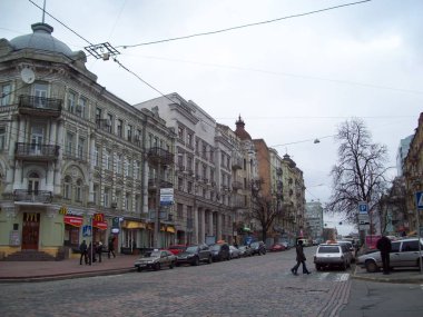 Kiev, Ukrayna - Şubat 1, 2007: İnsanlar ve araba sokaklarda.
