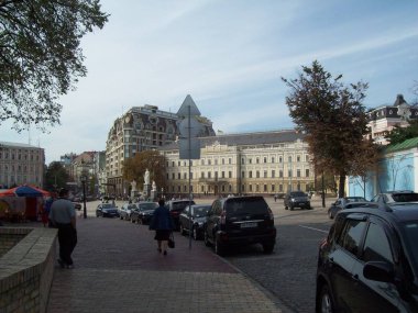 Kiev, Ukrayna - 7 Temmuz 2012: İnsanlar ve araba sokaklarda.